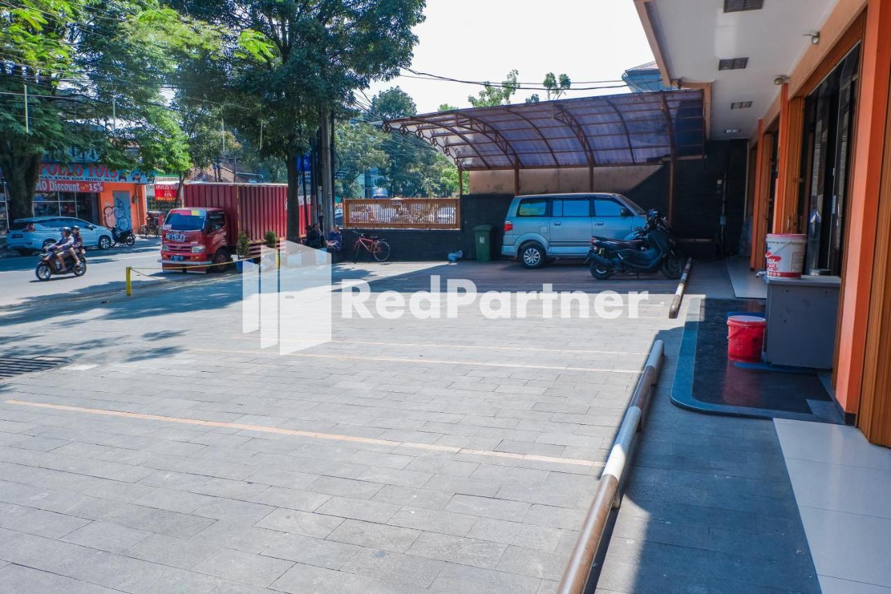 Grand Kembar Hotel Mitra Reddoorz Bandung Exterior photo